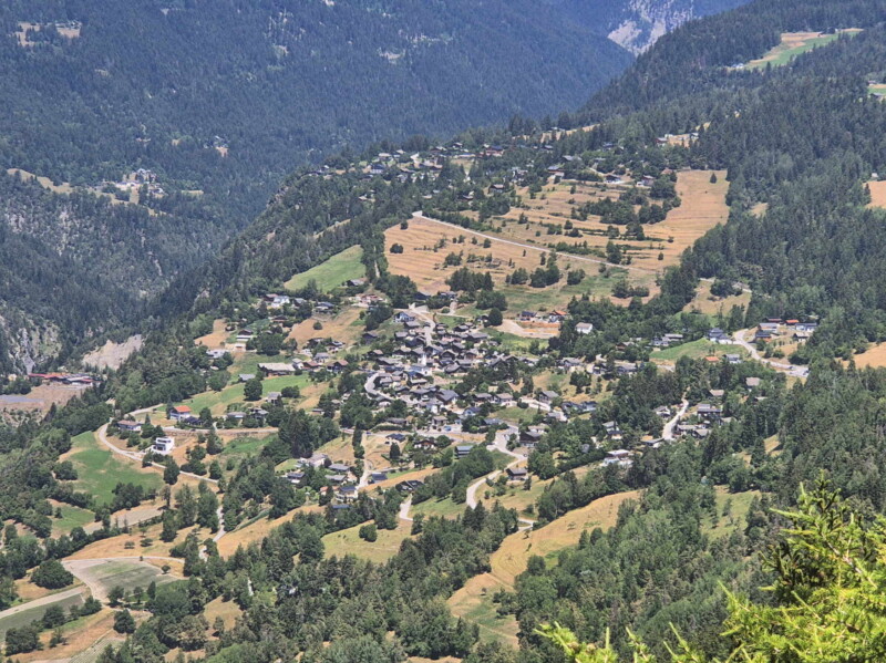 Le village d'Icogne depuis la statue du Christ-Roi. Le village d'Icogne depuis la statue du Christ-Roi.