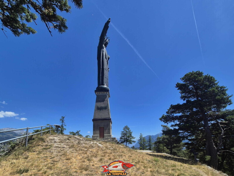 La statue depuis l'ouest. Statue du Christ-Roi. Statue du Christ-Roi, Lens, Valais central.