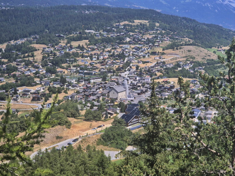 Le village de Lens depuis la statue du Christ-Roi. Le village de Lens depuis la statue du Christ-Roi.