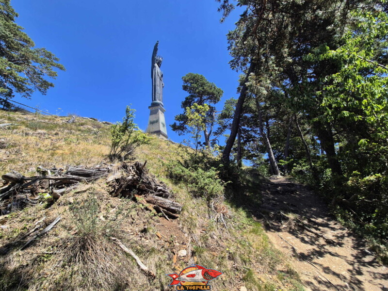 Descente dans la forêt. Statue du Christ-Roi, Lens, Valais central.