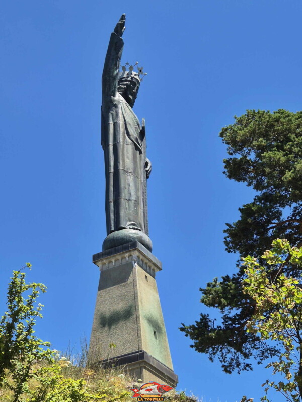 La statue depuis le sud-ouest. Statue du Christ-Roi. Statue du Christ-Roi, Lens, Valais central. La statue depuis le sud-ouest. Statue du Christ-Roi. Statue du Christ-Roi, Lens, Valais central.