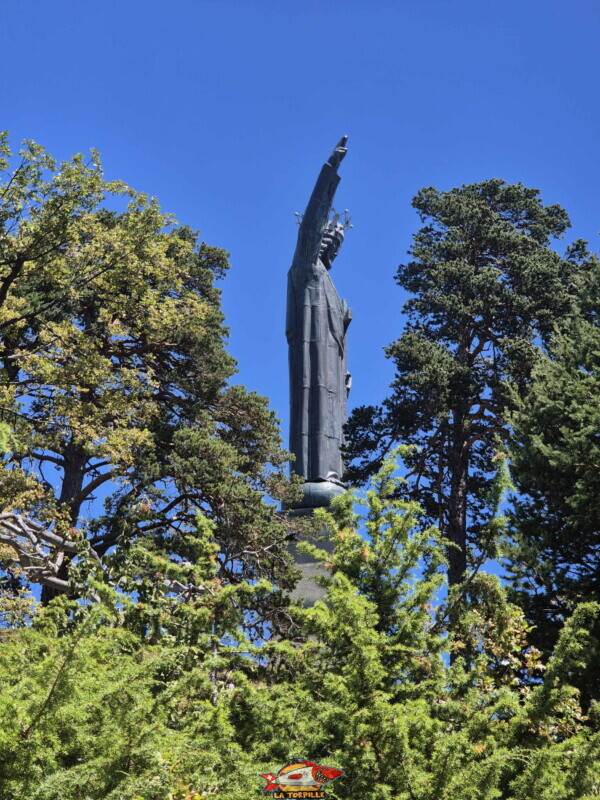 Descente dans la forêt. Statue du Christ-Roi, Lens, Valais central.