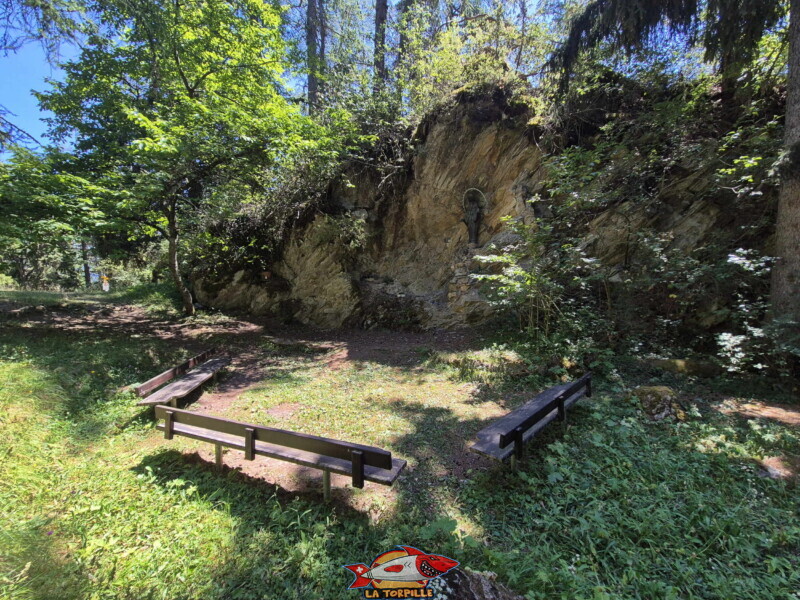 Le petit espace de prière en face de la Vierge Marie. Descente dans la forêt. Statue du Christ-Roi, Lens, Valais central. Le petit espace de prière en face de la Vierge Marie. Descente dans la forêt. Statue du Christ-Roi, Lens, Valais central.