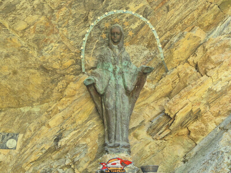 La statue de la Vierge Marie, Descente dans la forêt. Statue du Christ-Roi, Lens, Valais central.