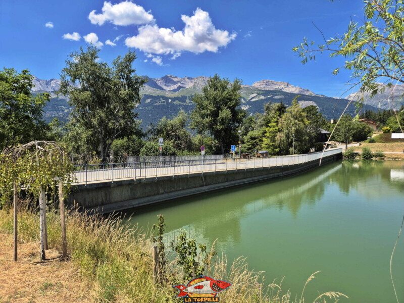 Bord du lac, côté ouest. Lac du Louché, Lens, Valais central.