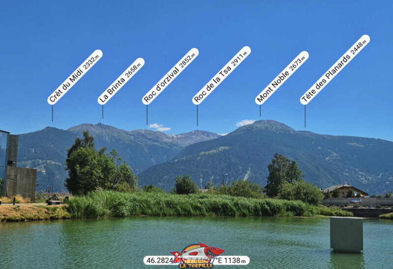 La vue direction sud-est. Crêt du Midi, Roc d'Orzival, Mont Noble. Lac du Louché, Lens, Valais central. La vue direction sud-est. Crêt du Midi, Roc d'Orzival, Mont Noble. Lac du Louché, Lens, Valais central.