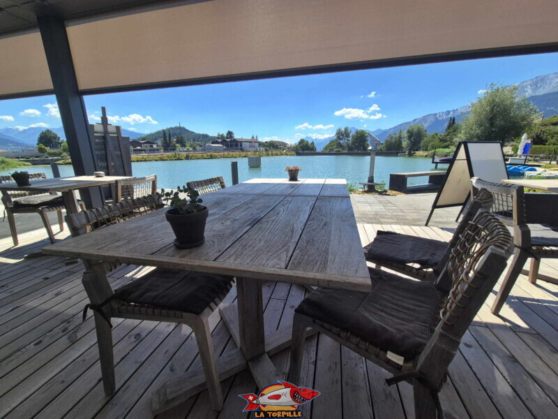 bord du lac, côté est. Lac du Louché, Lens, Valais central. Le café de la Fondation Opale. bord du lac, côté est. Lac du Louché, Lens, Valais central. Le café de la Fondation Opale.