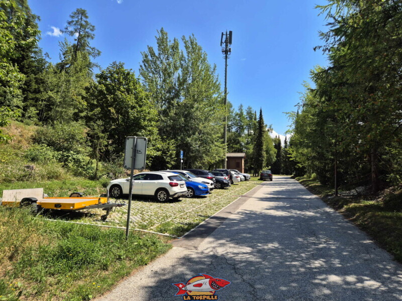 Le parking à 300 mètres à l'est de l'étang. Le parking à 300 mètres à l'est de l'étang.