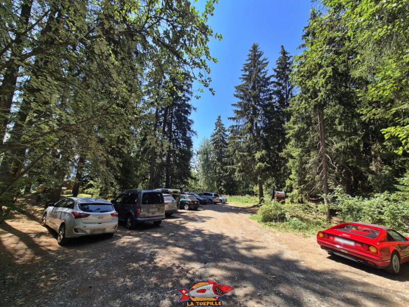Le parking à côté de l'étang des Miriouges. Le parking à côté de l'étang des Miriouges.