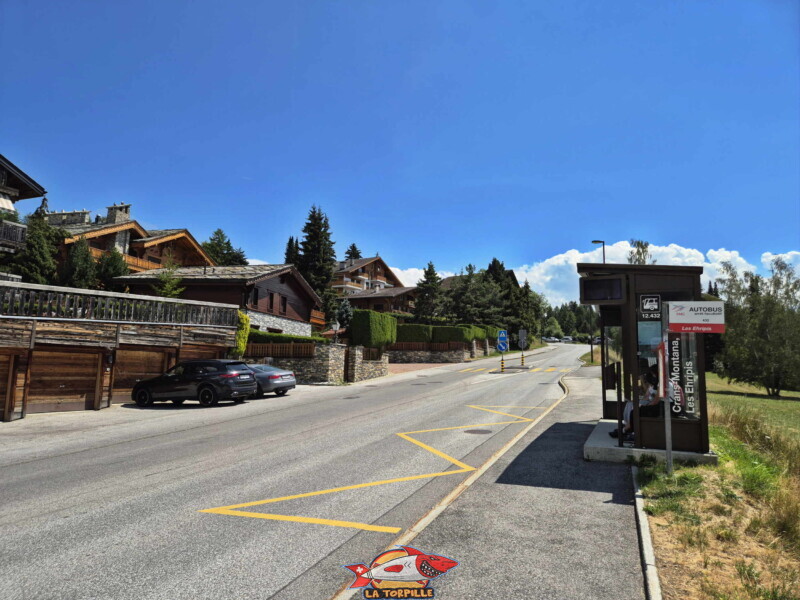 L'arrêt de bus "Les Ehripis" le long de la route de la Délège. L'arrêt de bus "Les Ehripis" le long de la route de la Délège.
