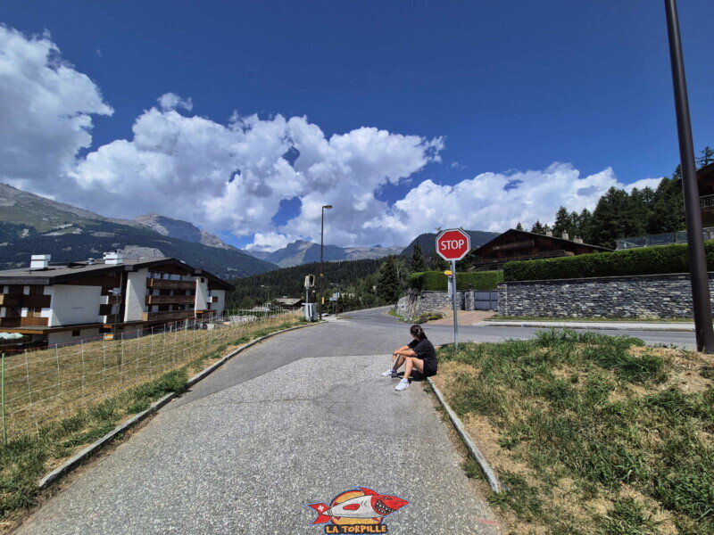 Sommet de la balade, bisse des Miriouges. Lens - Crans-Montana. L'arrive à la route de la Délège. Sommet de la balade, bisse des Miriouges. Lens - Crans-Montana. L'arrive à la route de la Délège.