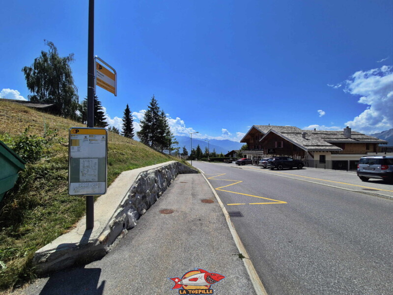 L'arrêt du car postal "Pirraparc", le long de la route de Lens-Crans. L'arrêt du car postal "Pirraparc", le long de la route de Lens-Crans.
