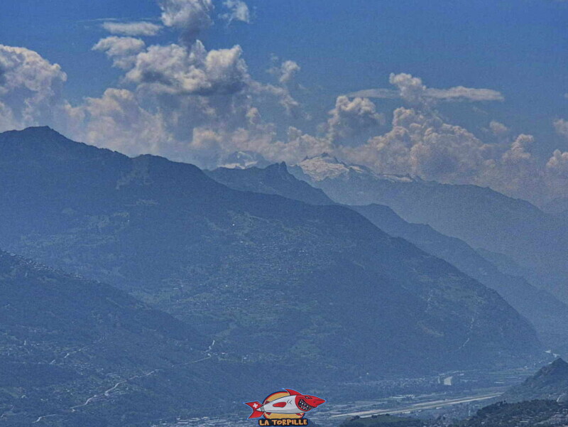 Le zoom sur le Mont Blanc au milieu de l'image. Montée du bisse - chalets Le zoom sur le Mont Blanc au milieu de l'image. Montée du bisse - chalets
