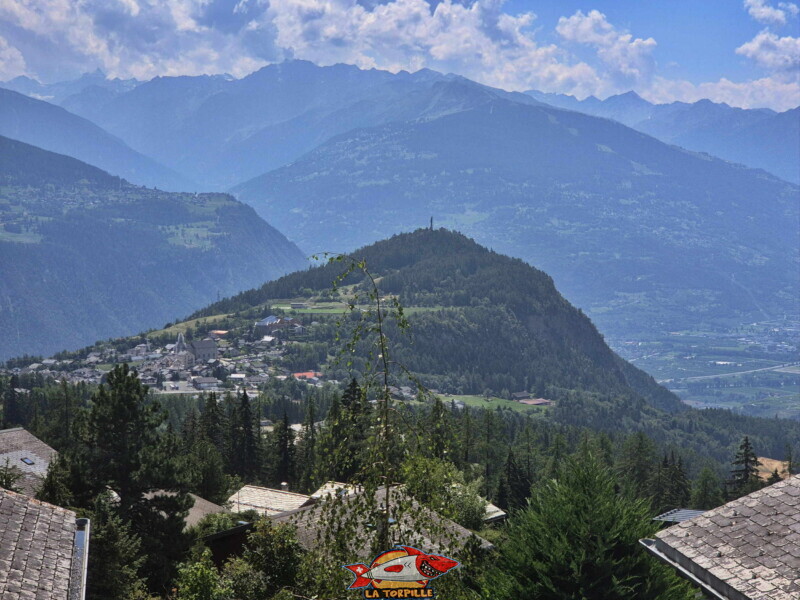 Nord-Est. La vue depuis les chalets de Lens, le long du chemin du bisse des Miriouges. . Christ-Roi Nord-Est. La vue depuis les chalets de Lens, le long du chemin du bisse des Miriouges. . Christ-Roi