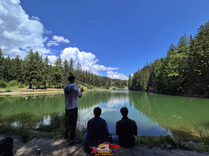 Des pêcheurs au bord de l'étang des Miriouges. Des pêcheurs au bord de l'étang des Miriouges.