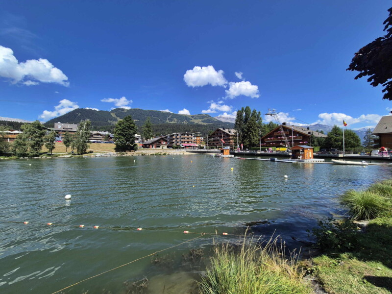 rive sud. Étang Long, Crans-Montana, Lens, Valais central.