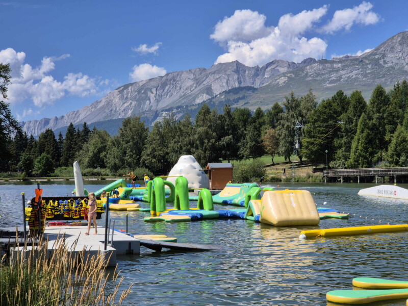 Les structures gonflables sur l'eau pour les enfants. Étang Long, Crans-Montana, Lens, Valais central.
