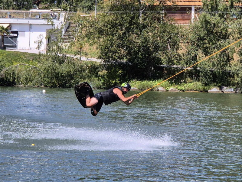 Un pratiquant de wakeboard. Étang Long, Crans-Montana, Lens, Valais central.