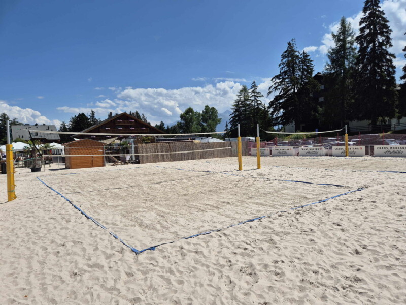 Les terrains de volley. Étang Long, Crans-Montana, Lens, Valais central.