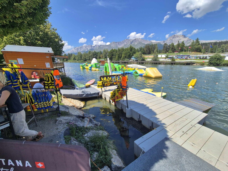 Les structures gonflables sur l'eau pour les enfants. Étang Long, Crans-Montana, Lens, Valais central.