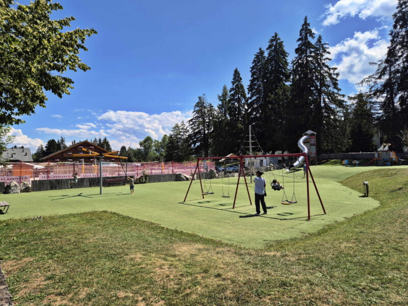 La grande place de jeux. Étang Long, Crans-Montana, Lens, Valais central.
