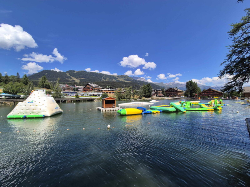 Les structures gonflables sur l'eau pour les enfants. Étang Long, Crans-Montana, Lens, Valais central.