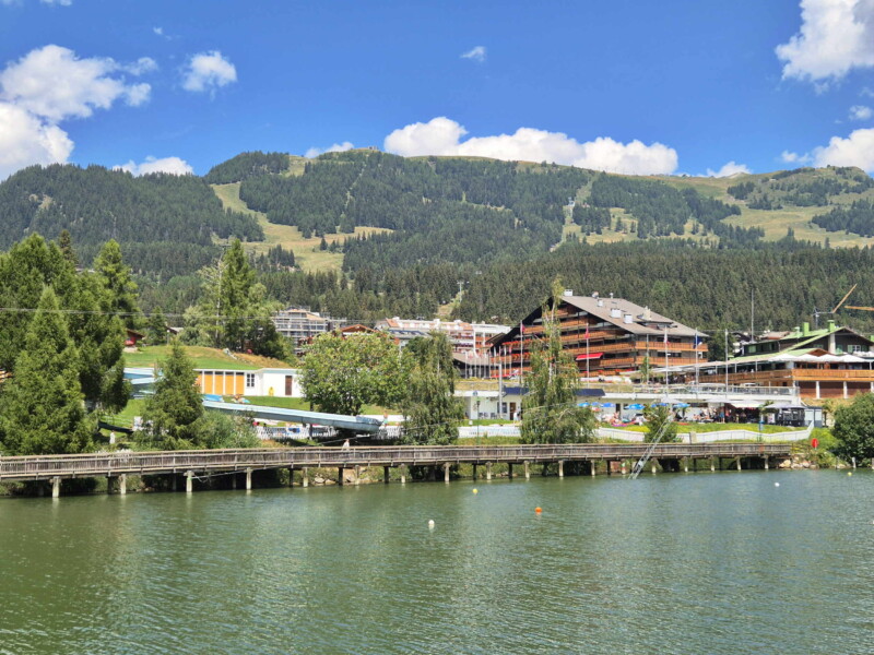 Le rivage nord depuis le côté opposé. Étang Long, Crans-Montana, Lens, Valais central.