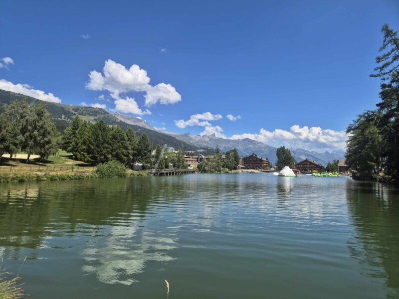 rive ouest. Étang Long, Crans-Montana, Lens, Valais central.