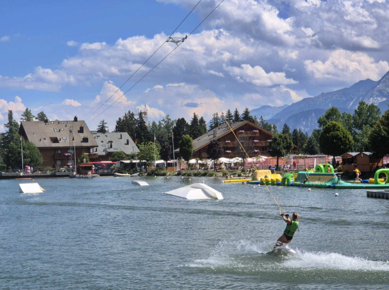 Les fameux téléskis nautiques de l'Étang Long. Étang Long, Crans-Montana, Lens, Valais central.