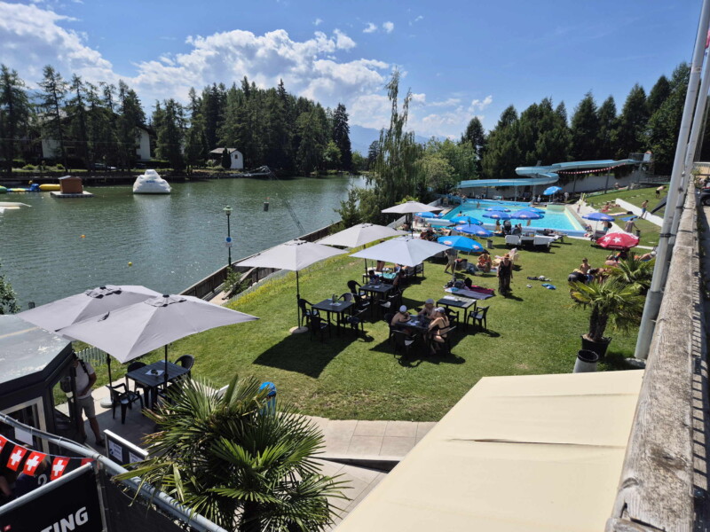 La piscine du Sporting au niveau du rivage nord de l'Étang Long. Étang Long, Crans-Montana, Lens, Valais central.