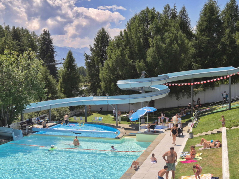 Le toboggan. Piscine du Sporting, Lens, Crans-Montana
