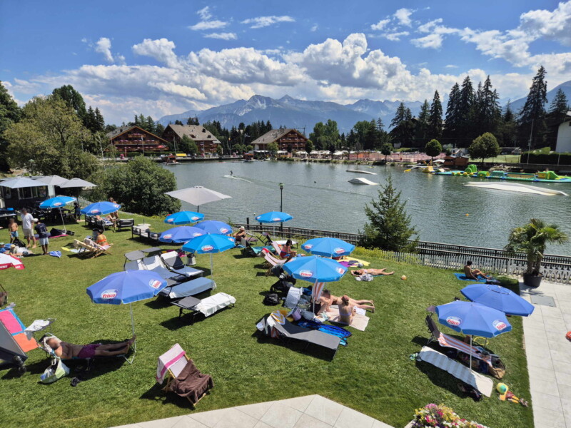 La piscine du Sporting au niveau du rivage nord de l'Étang Long. Étang Long, Crans-Montana, Lens, Valais central.