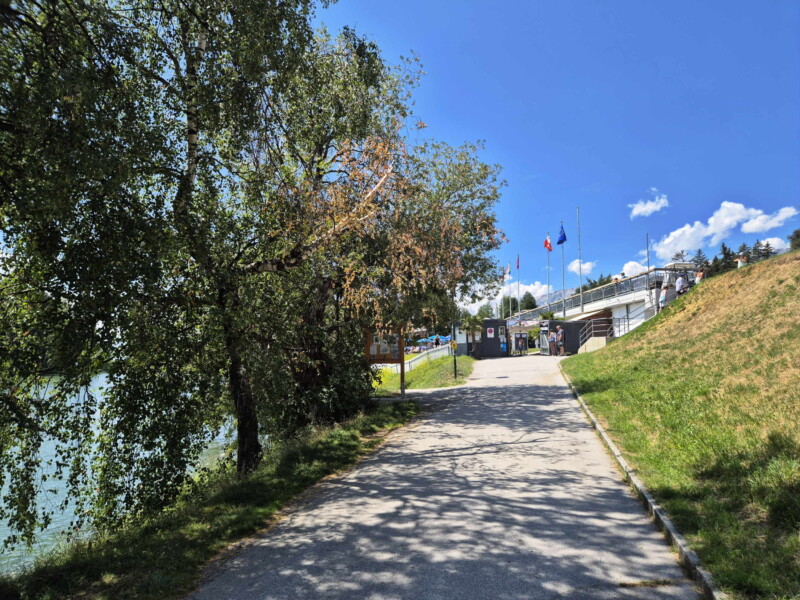 Le rivage nord de l'Étang Long. Étang Long, Crans-Montana, Lens, Valais central.