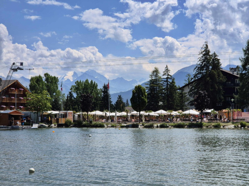 Le Beach Club depuis le côté opposé de l'étang. Étang Long, Crans-Montana, Lens, Valais central.