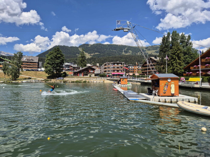 Les deux départs de téléski nautique. Étang Long, Crans-Montana, Lens, Valais central.