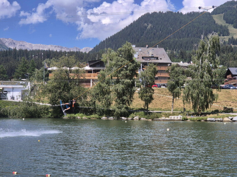 Un pratiquant de wakeboard. Étang Long, Crans-Montana, Lens, Valais central.