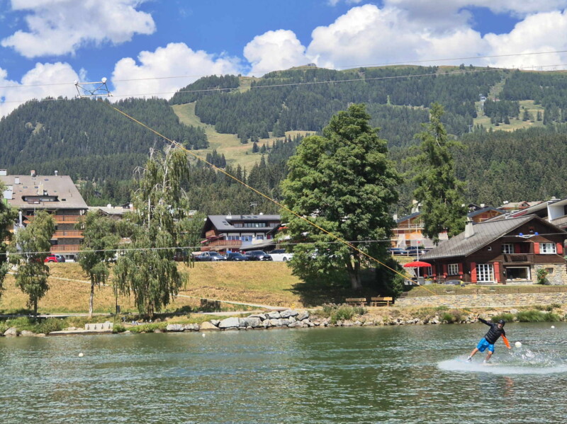 Un pratiquant de wakeboard. Étang Long, Crans-Montana, Lens, Valais central.