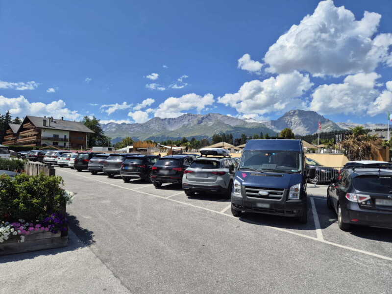 Le parking au sud-est du lac. Étang Long, Crans-Montana, Lens, Valais central.
