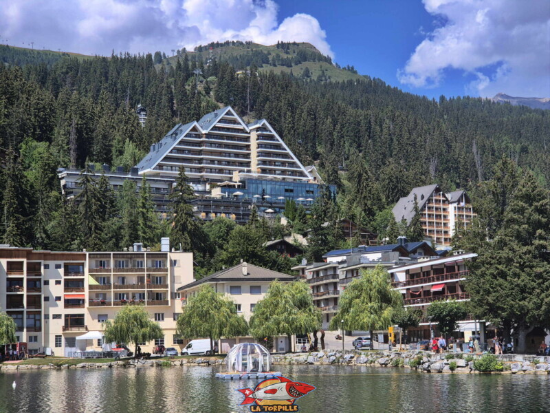 l'hôtel Crans Ambassador. Le côté Sud de l'étang Grenon.