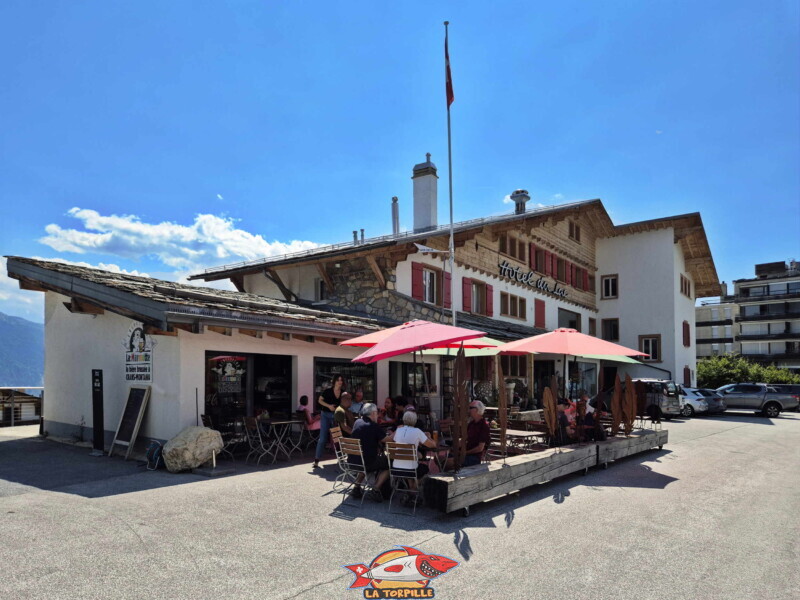 L'hôtel du Lac. Le côté Sud de l'étang Grenon.
