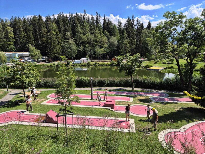 Une activité estivale avec le minigolf au-dessus de l'étang d'Ycoor. Une activité estivale avec le minigolf au-dessus de l'étang d'Ycoor. Crans-Montana