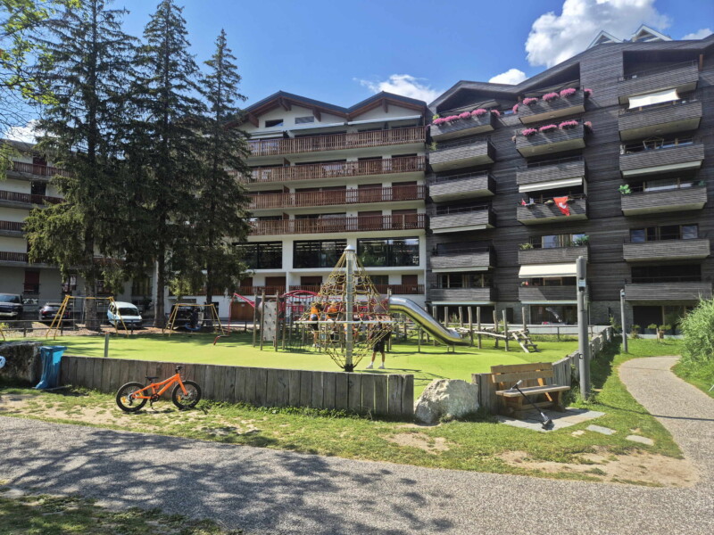 Une grande place de jeux se trouve à l'ouest de l'étang d'Ycoor. Crans-Montana Une grande place de jeux se trouve à l'ouest de l'étang d'Ycoor. Crans-Montana