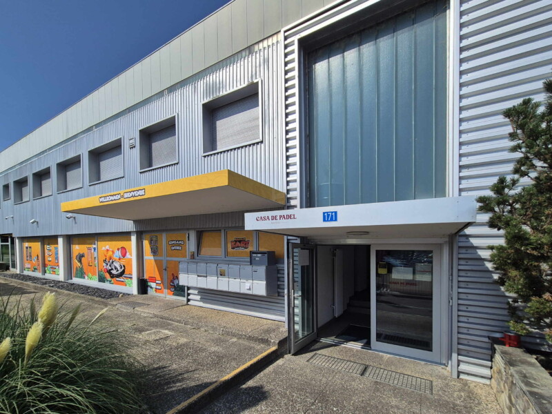 L'entrée en orange de BattleKart et celle de la Casa de Padel sur la droite. BattleKart Murtensee L'entrée en orange de BattleKart et celle de la Casa de Padel sur la droite. BattleKart Murtensee