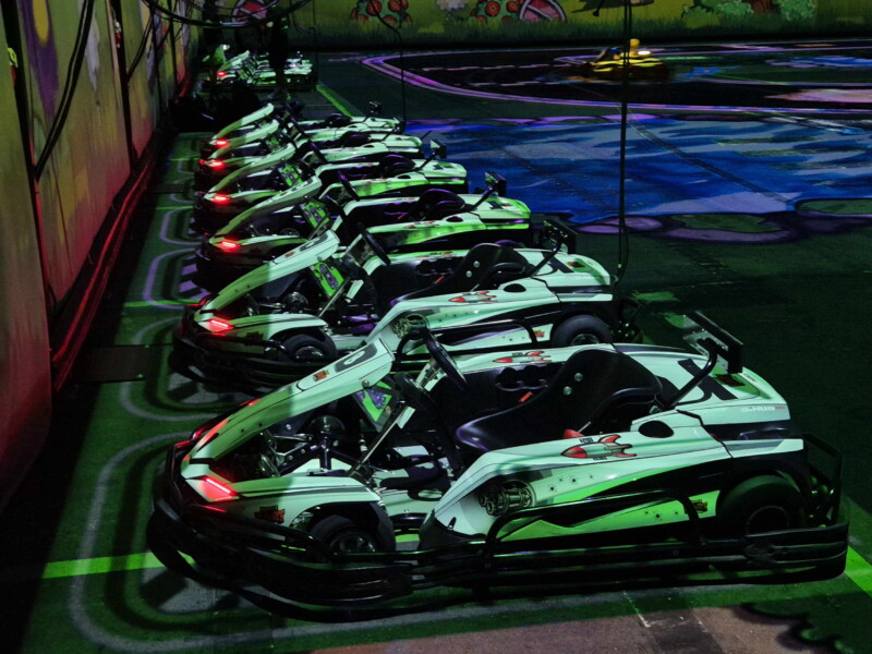 Les karts en attente de joueurs. BattleKart Murtensee Les karts en attente de joueurs. BattleKart Murtensee