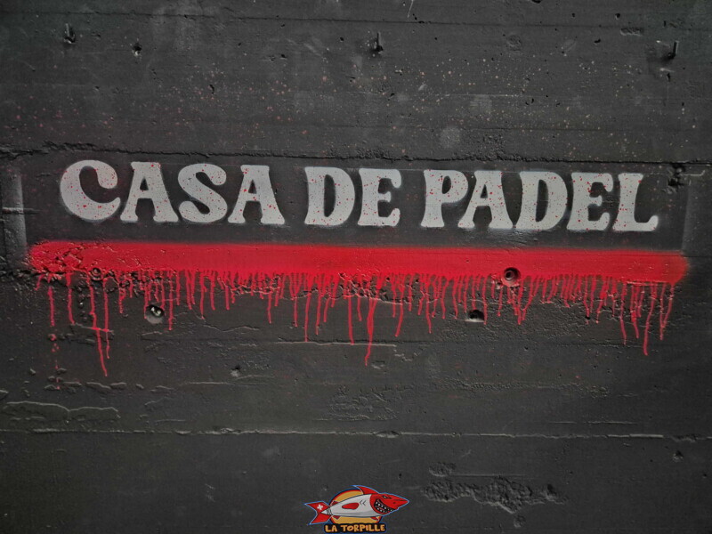 Casa de Padel Murten, Terrains, Le nom Casa de Padel est un clin d'œil direct à la célèbre série espagnole La Casa de Papel. Ce jeu de mots fonctionne parfaitement grâce à la ressemblance phonétique presque identique entre les deux expressions.