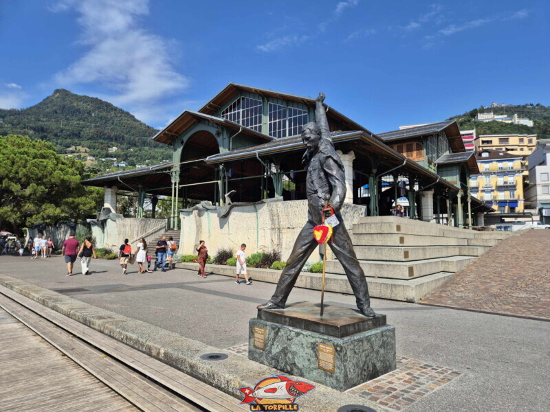 La statue de Mercury avec le Marché couvert de Montreux. La statue de Mercury avec le Marché couvert de Montreux.