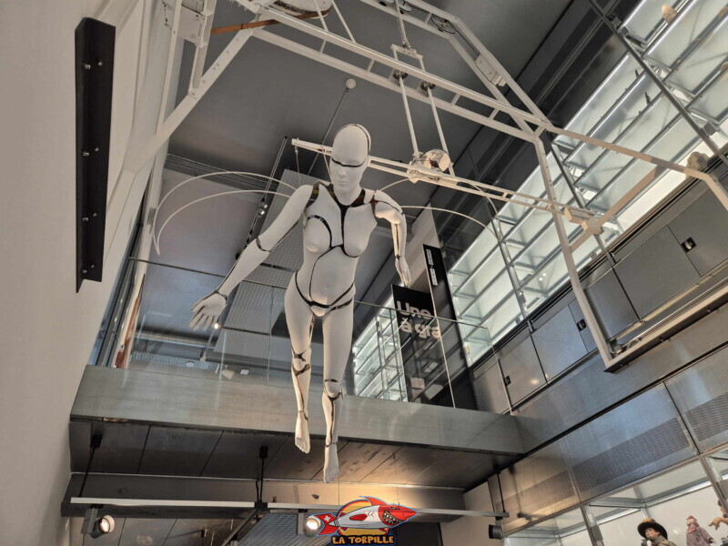 La sculpture mécanique et automate nommée « L'Ange », créée par le maître créateur d'automates suisse François Junod en collaboration avec Denis Perret-Gentil en 1985. La sculpture mécanique et automate nommée « L'Ange », créée par le maître créateur d'automates suisse François Junod en collaboration avec Denis Perret-Gentil en 1985.. MuMAPS - Musée de la Mécanique d'Art et du Patrimoine - Sainte-Croix