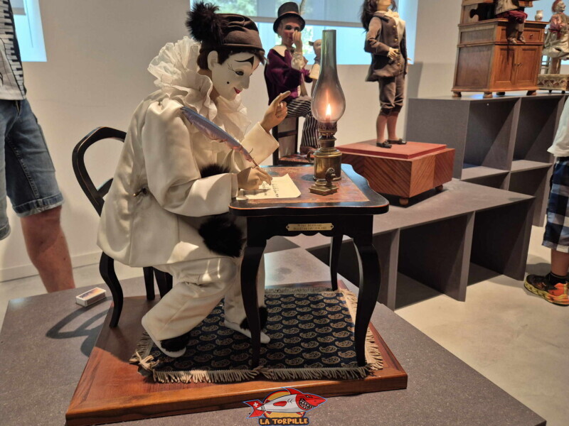 Le magnifique automate de Pierrot de la fameuse chanson populaire "Au clair de la lune". MuMAPS - Musée de la Mécanique d'Art et du Patrimoine - Sainte-Croix Le magnifique automate de Pierrot de la fameuse chanson populaire "Au clair de la lune". MuMAPS - Musée de la Mécanique d'Art et du Patrimoine - Sainte-Croix