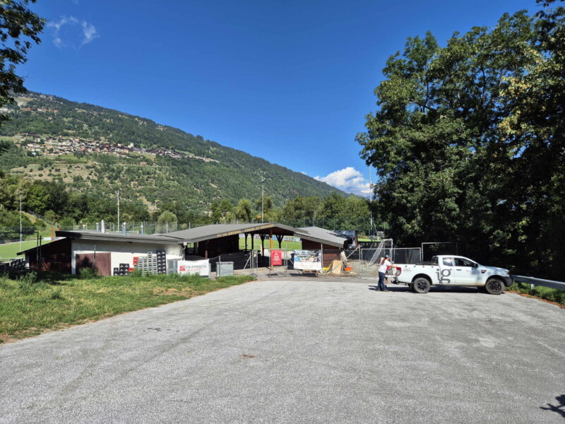 Les places de parking sur la droite près du terrain de foot. Tour des Passerelles, Val d'Hérens. Les places de parking sur la droite près du terrain de foot. Tour des Passerelles, Val d'Hérens.