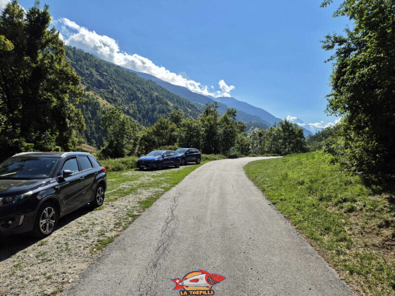 On remonte la route du Stade sur quelques dizaines de mètres. Tour des Passerelles, Val d'Hérens.